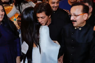 shehnaaz gill hugs srk  shehnaaz hugs shah rukh khan  shehnaaz srk hug at iftaar party  shehnaaz srk at baba siddiqui iftaar party