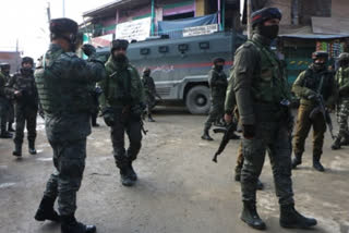 Militants attack in south Kashmir's Shopian, no injury reported  Militants attack in south Kashmir's Shopian  Militants attack on minority security personnel in south Kashmir's Shopian  Shopian latest news  Kashmir latest news  Militant attack in south Kashmir  സുരക്ഷ ഉദ്യോഗസ്ഥര്‍ക്ക് നേരെ തീവ്രവാദി ആക്രമണം  ഷോപിയാന്‍