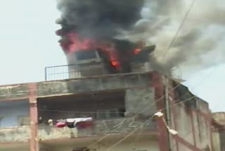 Fire in Surat: સુરતમાં એપાર્ટમેન્ટ પર આવેલા મોબાઇલ ટાવરમાં ભીષણ આગ લાગી