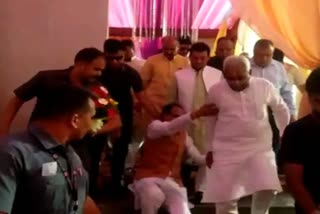 cm-shivraj-singh-chauhan-slipped-down-in-wedding-ceremony-in-kashipur