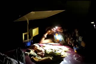 Woman gives birth under candle and mobile phone torch in Ganjam  Odisha Woman gives birth under candle light and mobile flashlight  മെഴുകുതിരിയുടേയും മൊബൈൽ ഫ്ളാഷ് ലൈറ്റിന്‍റേയും സഹായത്തോടെ പ്രസവം  ഒഡീഷ ഗൻജം ഫ്ലാഷ് ലൈറ്റ് സഹായത്തോടെ കുഞ്ഞിന് ജന്മം നൽകി  വൈദ്യുതി ബന്ധം നിലച്ചതോടെ മെഴുകുതിരിയുടെ സഹായത്തിൽ പ്രസവം  മെഴുകുതിരിയുടേയും മൊബൈലിന്‍റേയും വെളിച്ചത്തിൽ പ്രസവം