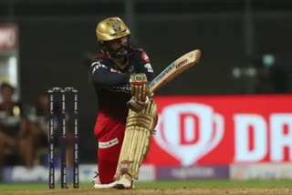 Sunil Gavaskar on Dinesh Karthik  Dinesh Karthik finishing role  RCB's Dinesh Karthik  Dinesh Karthik in Indian team  ടി20 ലോകകപ്പില്‍ ഫിനിഷറുടെ റോളിലിറങ്ങാന്‍ കാർത്തിക്കിന് കഴിയും: ഗവാസ്‌കർ  സുനില്‍ ഗവാസ്‌കർ  ദിനേഷ് കാര്‍ത്തിക്  ഐപിഎല്‍ 2022  റോയൽ ചലഞ്ചേഴ്‌സ് ബാംഗ്ലൂര്‍