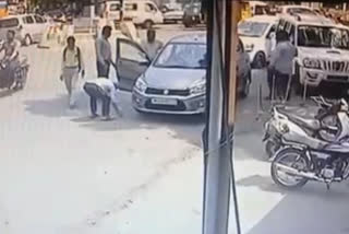 Theft while the car owner was in the parked car Kolhapur  കോലാപൂർ നിർത്തിയിട്ടിരുന്ന കാറിൽ കാറുടമ ഇരിക്കവേ മോഷണം  കോലാപൂർ അഞ്ചംഗ സംഘം കാറിലെ മോഷണം  മഹാരാഷ്‌ട്ര കാറിൽ കാറുടമ ഇരിക്കവേ മോഷണം  Maharashtra Kolhapur theft  Kolhapur crime