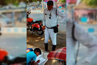 kolkata-police-traffic-sergeant-teaching-homeless-child