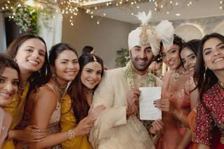 ranbir kapoor pledge for bridesmaids  ranbir kapoor pictures with alia bhatt friends  ranbir kapoor alia bhatt wedding pictures  ranbir alia wedding pictures  ranbir alia wedding  ranbir poses with bridesmaids  രണ്‍ബീര്‍ കപൂര്‍ ആലിയ ഭട്ട് വിവാഹം  രണ്‍ബീര്‍ കപൂര്‍ ആലിയ ഭട്ട് വിവാഹ ചിത്രങ്ങള്‍  രണ്‍ബീര്‍ ആലിയ വിവാഹാഘോഷം  രണ്‍ബീര്‍ ആലിയ സുഹൃത്തുക്കള്‍ ചിത്രങ്ങള്‍  രണ്‍ബീര്‍ ആലിയ വിവാഹ വിരുന്ന് ചിത്രങ്ങള്‍  രണ്‍ബീര്‍ ആലിയ പുതിയ വിവാഹ ചിത്രങ്ങള്‍