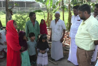 Dharmapuri MP assures poor Islamist family living in Cemetery to get free house and other helps இலவச வீட்டுமனை பெற்று தர உறுதி அளித்த - தருமபுரி எம்பி  சுடுகாட்டில் வசிக்கும் ஏழை இஸ்லாமியர் குடும்பம் : இலவச வீட்டுமனை பெற்று தர உறுதி தருமபுரி எம்பி பாப்பிரெட்டிப்பட்டியில் சுடுகாட்டில் வசிக்கும் ஏழை இஸ்லாமியர் குடும்பத்தினர்