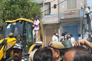 municipal-corporation-run-bulldozer-in-jahangirpuri-monitoring-area-with-drone