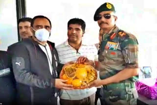 Kashmir: Top army officer felicitates civil doctors for treating injured soldiers