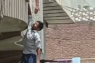 Man Jumps Off From Balcony: میاں بیوی کے جھگڑے میں شوہرنے بالکونی سے چھلانگ لگائی