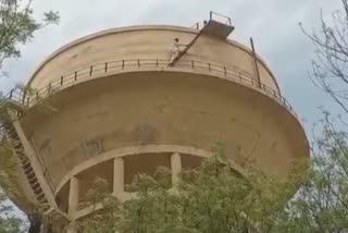 Banad young man climbed on the water tank,  ETV bharat rajasthan news