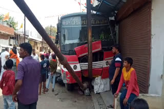 Uncontrolled bus entered shop in Raigarh