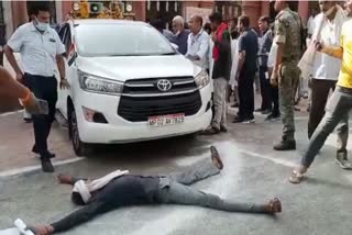 shivpuri man lying in front of minister car