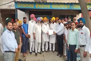 Pensioners Association members hand over memorandum to MLA Labh Singh Ugoke