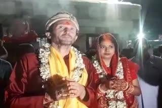 desi-bride-got-married-with-foreign-groom-in-devghar