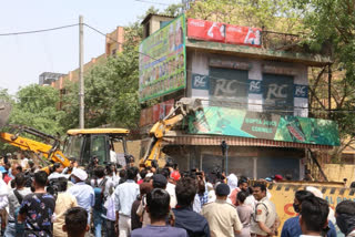 political-war-on-bulldozer-in-delhi