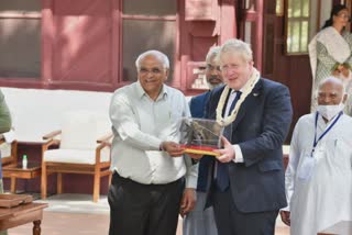 Boris Johnson Gujarat Visit : બોરિસ જ્હોન્સનને ગાંધી આશ્રમ તરફથી આપવામાં આવી ભેટ, બ્રિટનના વડાપ્રધાન થયા આશ્ચર્ય