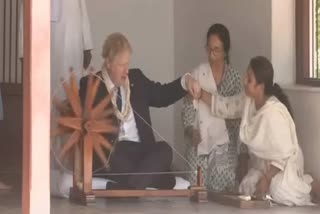 Boris Johnson India Visit : ਬ੍ਰਿਟਿਸ਼ ਪ੍ਰਧਾਨ ਮੰਤਰੀ ਜੌਹਨਸਨ ਸਾਬਰਮਤੀ ਆਸ਼ਰਮ ਵਿਖੇ ਚਰਖਾ ਕੱਤਿਆ ਚਰਖਾ