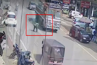 Mangalore Young man jumps under lorry to die  ലോറിക്കുള്ളില്‍ ചാടി ആത്മഹത്യക്ക് ശ്രമിച്ചു  ആത്മഹത്യക്ക് ശ്രമിച്ച യുവാവിന് ഗുരുതരമായി പരിക്കേറ്റു