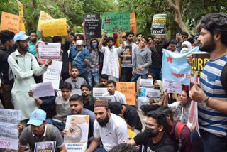 Students protested against demolition in Jahangirpuri at Jamia Millia Islamia