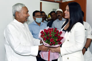 Actress Neetu Chandra meet CM Nitish Kumar in Patna