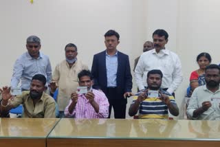 bbmp-comissioner-distributed-identity-cards-to-manual-scavengers