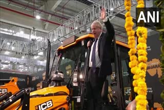 British PM Boris johnson visits india  Boris johnson hops on to bulldozer at Gujarat JCB factory  ബുൾഡോസറിൽ ചാടിക്കയറി ബോറിസ് ജോൺസൺ  ബ്രിട്ടീഷ് പ്രധാനമന്ത്രി ബോറിസ് ജോൺസൺ ബുൾഡോസർ