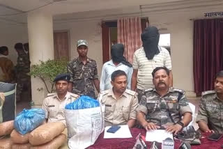 Two smugglers arrested with ganja in Gumla
