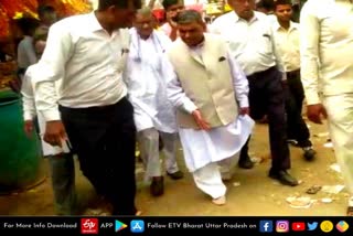 Agra-Shoes-of-BJP-MLA-stolen-video-viral-on- internet-media  Agra latest news  etv bharat up news  भाजपा विधायक छोटेलाल वर्मा  नंगे पांव लौटे BJP विधायक  BJP MLA Chhotelal Verma  shoe was stolen  फतेहाबाद विधानसभा क्षेत्र  सती माता मंदिर परिसर  नंगे पांव लौटे BJP विधायक