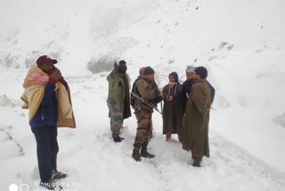 فوج نے سنتھن پاس پر بھاری برف باری میں پھنسے 16 افراد کو بچا لیا