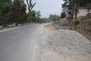 Illegal occupation of road side from Kullu to Bhuntar