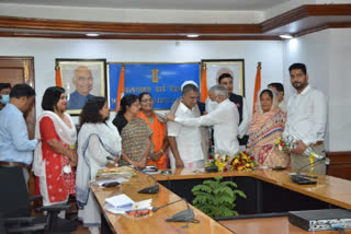 Minority Affairs Minister Mukhtar Abbas Naqvi congratulated the new office-bearers and expressed happiness about the election of two women Munnawari Begum and Mafuja Khatun as vice chairpersons