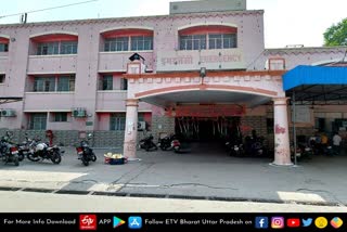 Medic  Balrampur latest news  etv bharat up news  अस्पताल में मिली बीयर की बोतल  बलरामपुर अस्पताल में मिली बीयर की बोतल  डिप्टी सीएम ने जिम्मेदारों को किया जवाब तलब  Beer bottle found in Balrampur Hospital  Balrampur Hospital  Deputy CM summoned the responsible  बलरामपुर अस्पताल के इमरजेंसी वार्ड  उपमुख्यमंत्री ब्रजेश पाठक