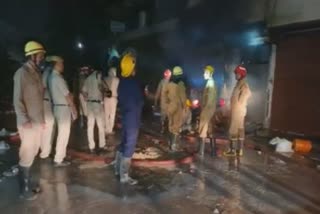 Massive fire broke out in paint godown of Azad Market three people scorched in fire