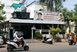 Stone pelting at Ravi Rana house Amravati