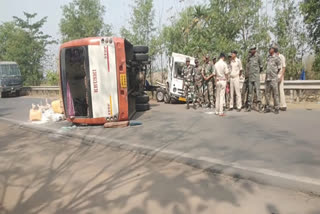 many-passengers-injured-due-to-bus-overturning-in-jamtara