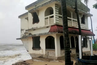 sea attack in kasaragod  kumbla sea attack  കുമ്പള കടല്‍ ക്ഷോഭം  കാസര്‍കോട് കടല്‍ ക്ഷോഭം രൂക്ഷം  കുമ്പള കടല്‍ ക്ഷോഭം കടല്‍ഭിത്തി പരാതി