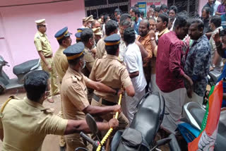 k rail protest  silver line protest  k rail youth congress  കെ റെയില്‍ പ്രതിഷേധം  സില്‍വര്‍ലൈന്‍ പ്രതിഷേധം  കുളത്തുമ്മല്‍ വില്ലേജ് ഓഫീസ്  കുളത്തുമ്മല്‍ വില്ലേജ് ഓഫീസ് കെ റെയില്‍ പ്രതിഷേധം