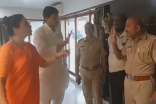 Navneet Rana Got Angry With Police While Police Goes To Detain