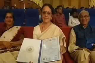 75 Year old woman Gets PHD From Mangaluru University  75-ാം വയസിൽ പിഎച്ച്‌ഡി സ്വന്തമാക്കി ഉഷ ചഡഗ  ഉഡുപ്പി പിഎച്ച്‌ഡി നേടി 75കകാരി  സംസ്‌കൃത വിദ്വത് വിഷയത്തിൽ പിഎച്ച്‌ഡി സ്വന്തമാക്കി ഉഷ ചഡഗ  Usha Chadaga from uduppi gets PHD From Mangaluru University