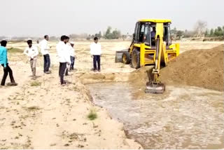 Social workers arrange water for animals and birds in Gaya