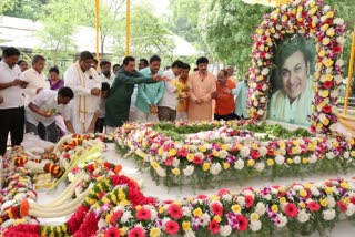 Nalin Kumar Kateel pays homage to Dr. Rajkumar's memorial