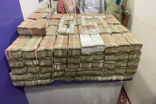 gst raid in mumbai  mumbai it raid  money and silver found in mumbai  சுவற்றுக்குள் வெள்ளி கட்டி  தரைக்கடியில் கேடிகணக்கில் பணம்  மும்பை வருமான வரித்துறை ரெய்டு