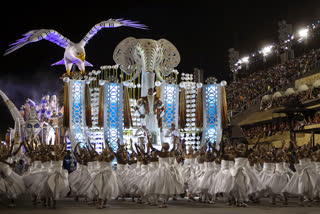 Brazil Carnival Glimpes : ଷ୍ଟାଇଲିଶ ଡ୍ରେସ ଓ ରଙ୍ଗୀନ ଆଲୋକମାଳାରେ କମ୍ପିଲା ବ୍ରାଜିଲ୍