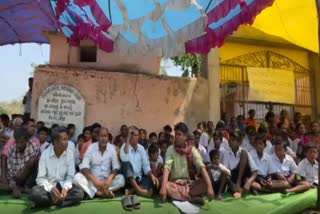 Student Strike:ପ୍ରଧାନ ଶିକ୍ଷକଙ୍କ ବଦଳି ଦାବି ନେଇ ଛାତ୍ରଛାତ୍ରୀ ଓ ଅଭିଭାବକଙ୍କ ଆନ୍ଦୋଳନ