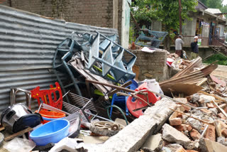 Accident at Lajoura pulwama ,shop collapses