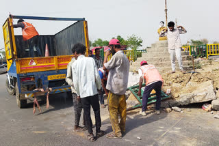 प्रतिमा हटाने पहुंचे