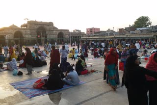 احمدآباد کی شاہی جامع مسجد میں افطار کا روح پرور منظر