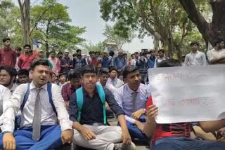 College students protested infront of Kanksa police station