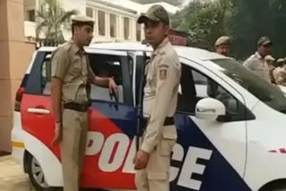 पुलिस ने इलाके को घेरा