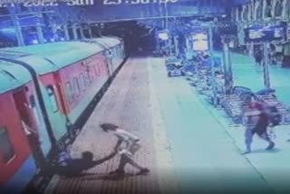 female railway police Save life  ട്രെയിനില്‍ നിന്നുവീണ യാത്രക്കാരനെ രക്ഷിച്ചു  യാത്രക്കാരനെ രക്ഷിച്ച് റെയില്‍വേ പൊലീസ് ഉദ്യോഗസ്ഥ